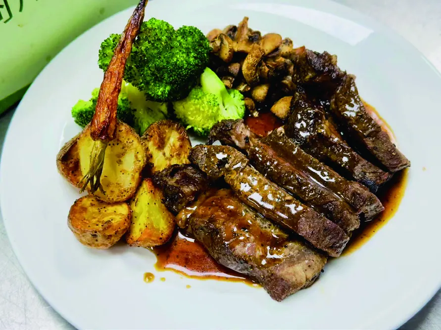 Sliced steak with roast potatoes, broccoli and mushrooms