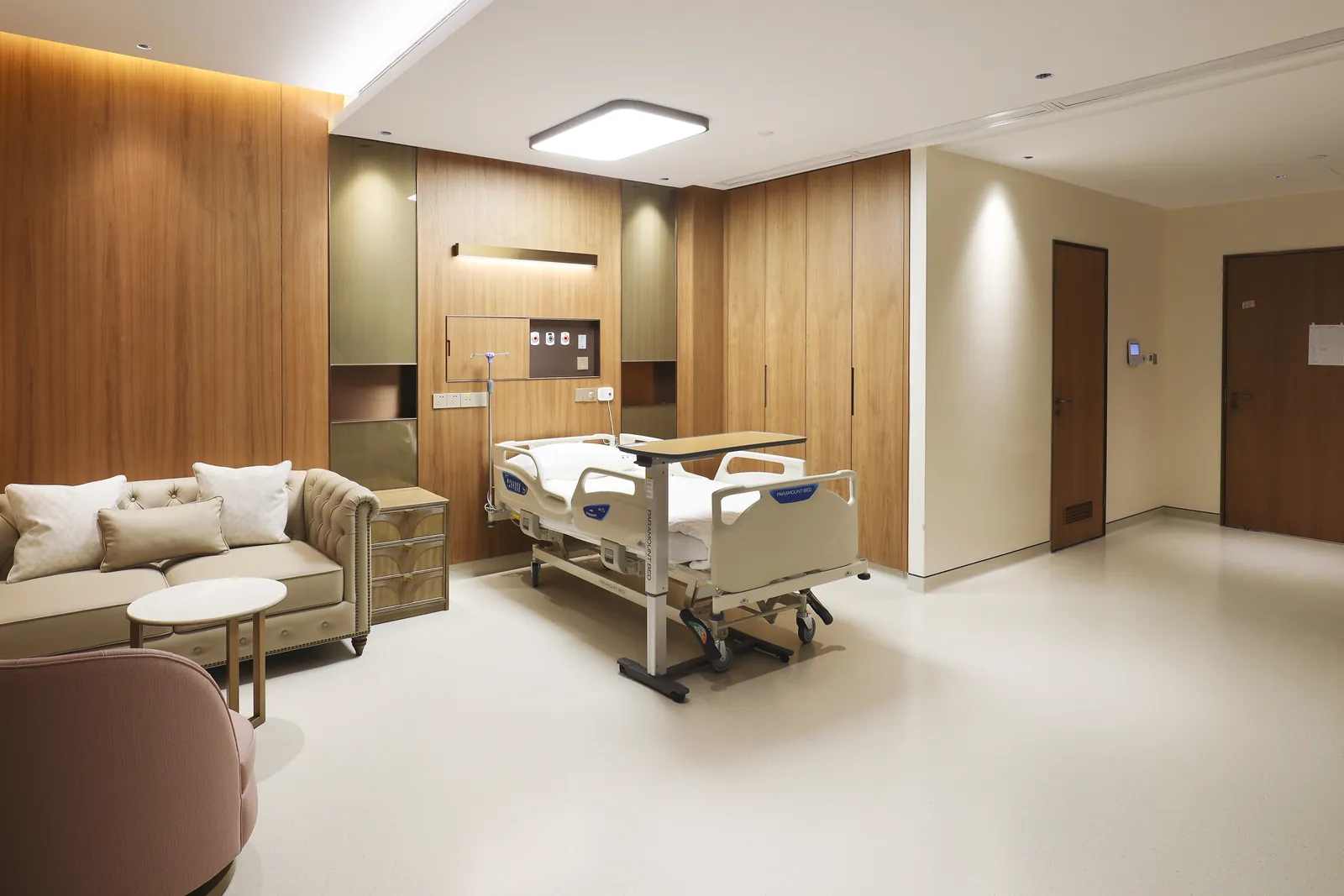 A single patient room with sofa bed at Shanghai SinoUnited Hospital